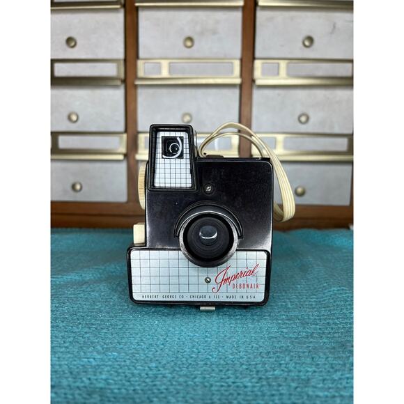 Imperial Debonair 620 Camera Black and red - Picture 1 of 10